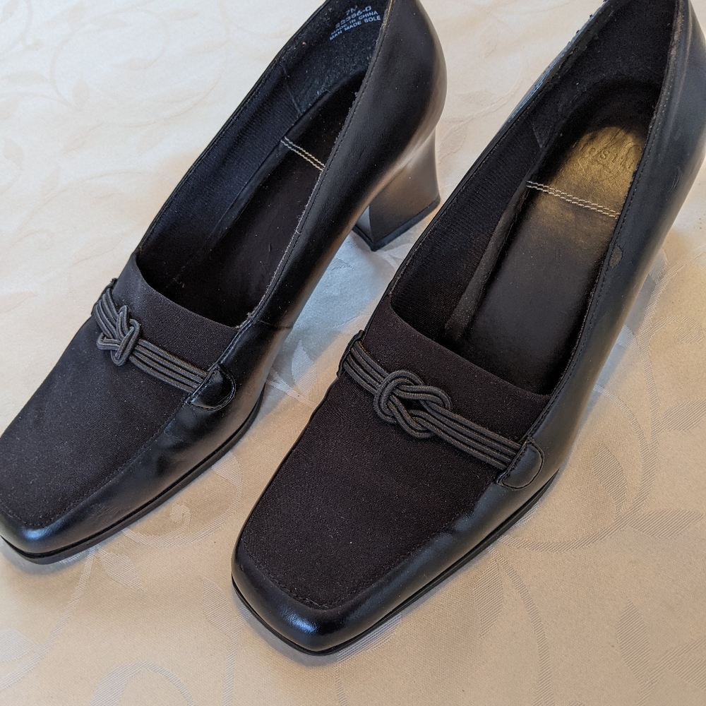 Life Stride black pumps